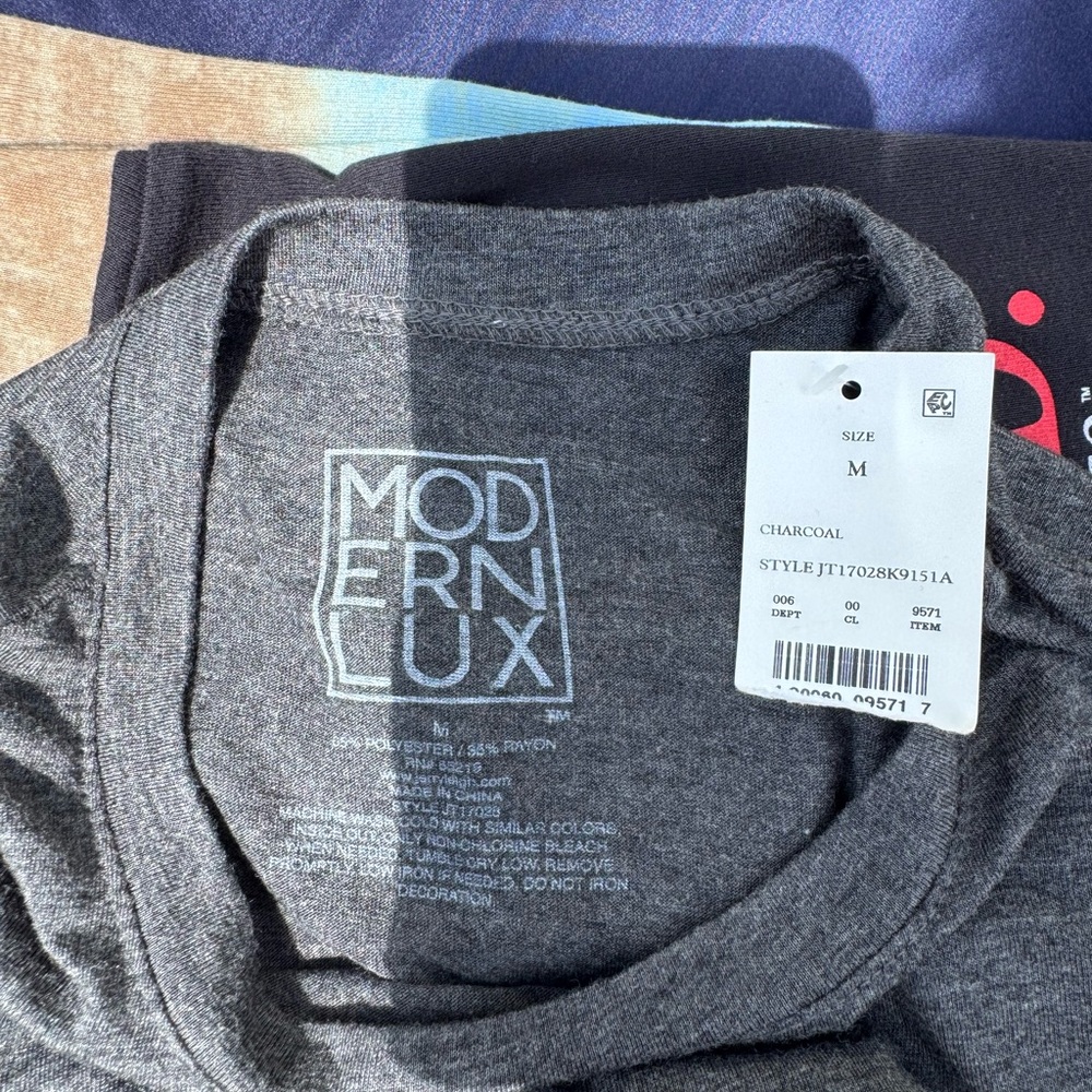 💲2/10‼️Modern Lux Gray and White Short Sleeve Tee - Picture 5 of 5